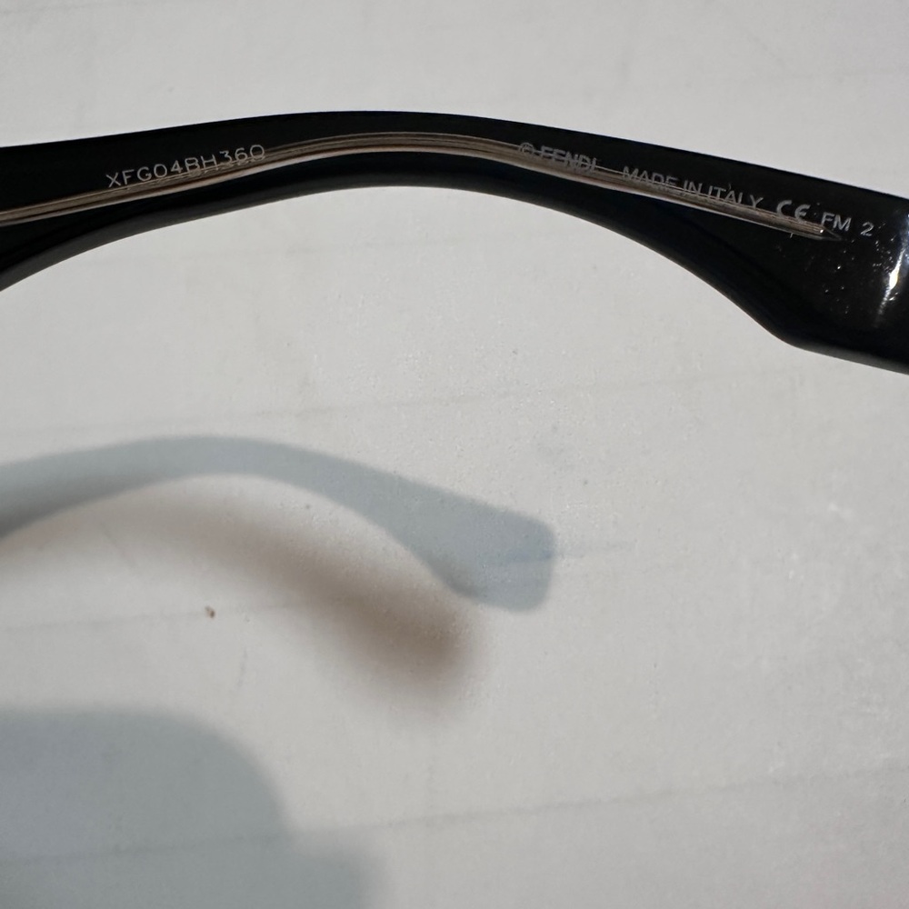 Fendi Elegant Black Sunglasses - Picture 4 of 6